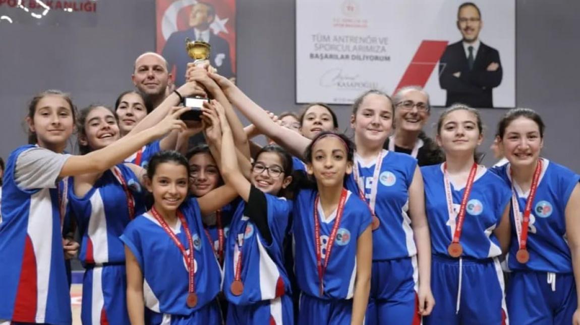 İstanbul 3.sü Olan Küçük Kız Basketbol Takımımız Türkiye Şampiyonasına Katılma Hakkı Kazandı.