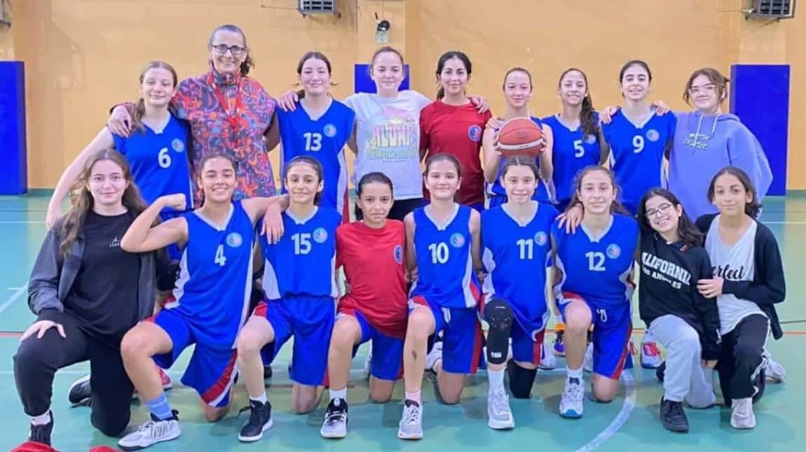 İSTANBUL OKUL SPORLARI Gurup maçlarından birinci çıkan Yıldız Kız Basketbol takımımız Ümraniye Bilge Soyak Ortaokulunu 31-15 yenerek  İstanbul ilk 8sıralama maçlarına galibiyetle başladı.Takımımızı tebrik ediyoruz