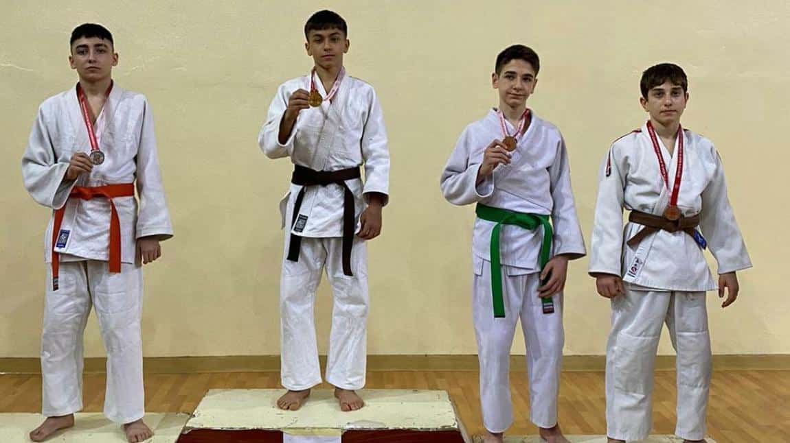 Okul Sporları Yıldızlar İstanbul judo Şampiyonasında Okulumuzu temsil eden sporcumuz Efe Şentürk 2.olarak madalya kazandı.