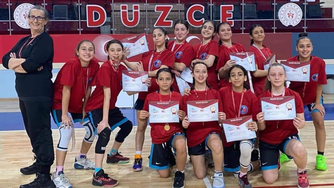 Kız Basketbol takımımız  İstanbul 2.si olarak Türkiye Şampiyonası Gurup maçları için gittiği Düzcede gurup 1.si olarak YARI FİNALLERE KALMIŞTIR. Kızlarımızı tebrik ediyor yarı finallerde başarılar diliyoruz.
