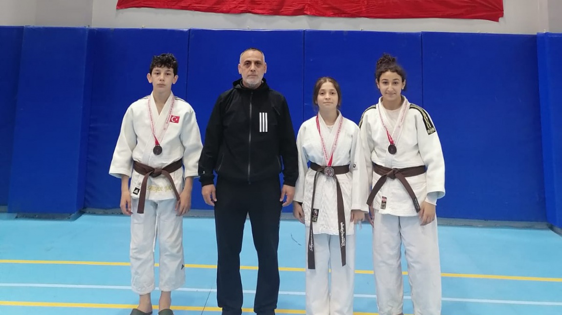  Yıldızlar İstanbul Judo Şampiyonasında Öğrencilerimiz Madalya Kazanarak, Türkiye Judo Şampiyonasında Yarışma Hakkı Kazandılar